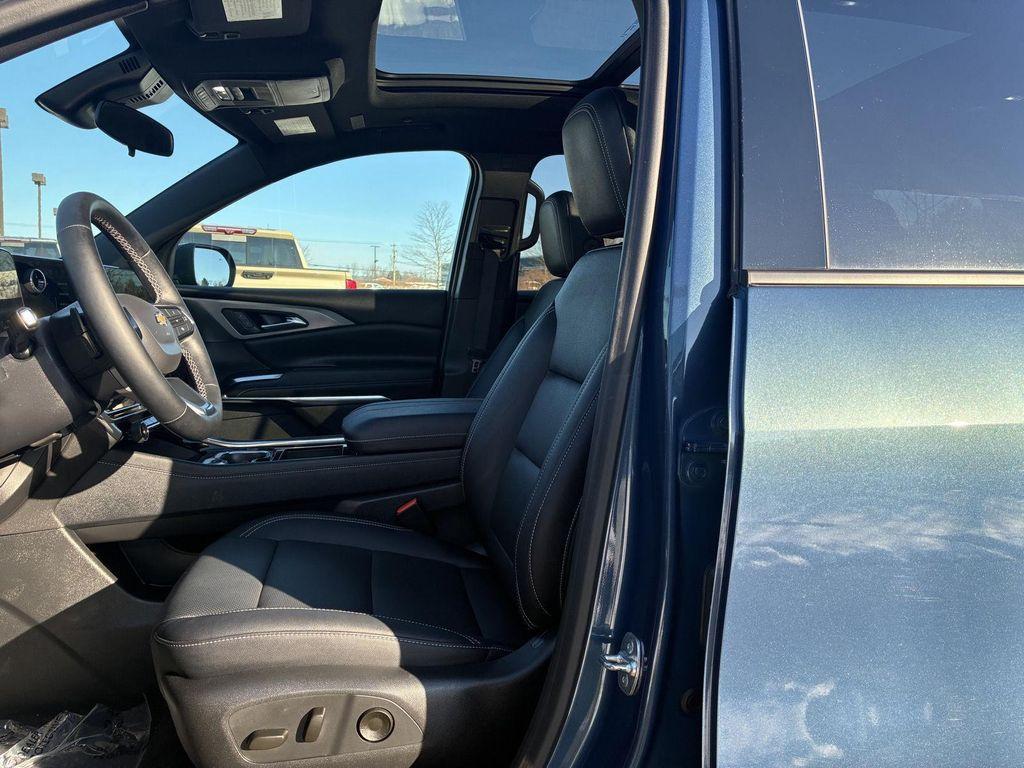 used 2025 Chevrolet Traverse car, priced at $39,897