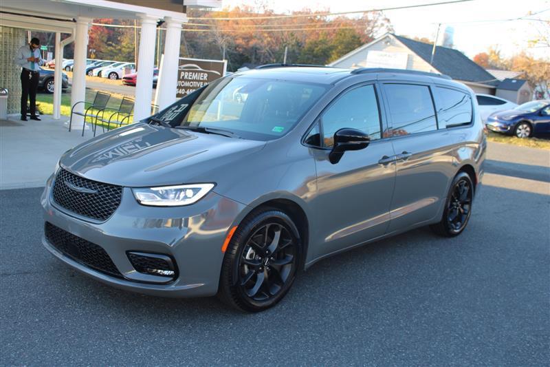 used 2025 Chrysler Pacifica car, priced at $29,999