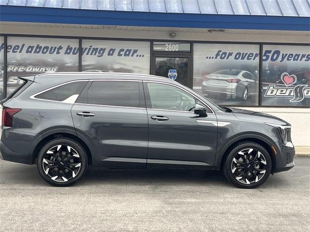 used 2024 Kia Sorento car, priced at $27,600