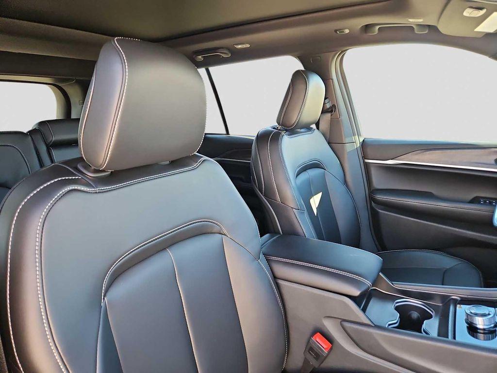 new 2025 Jeep Grand Cherokee car, priced at $45,910