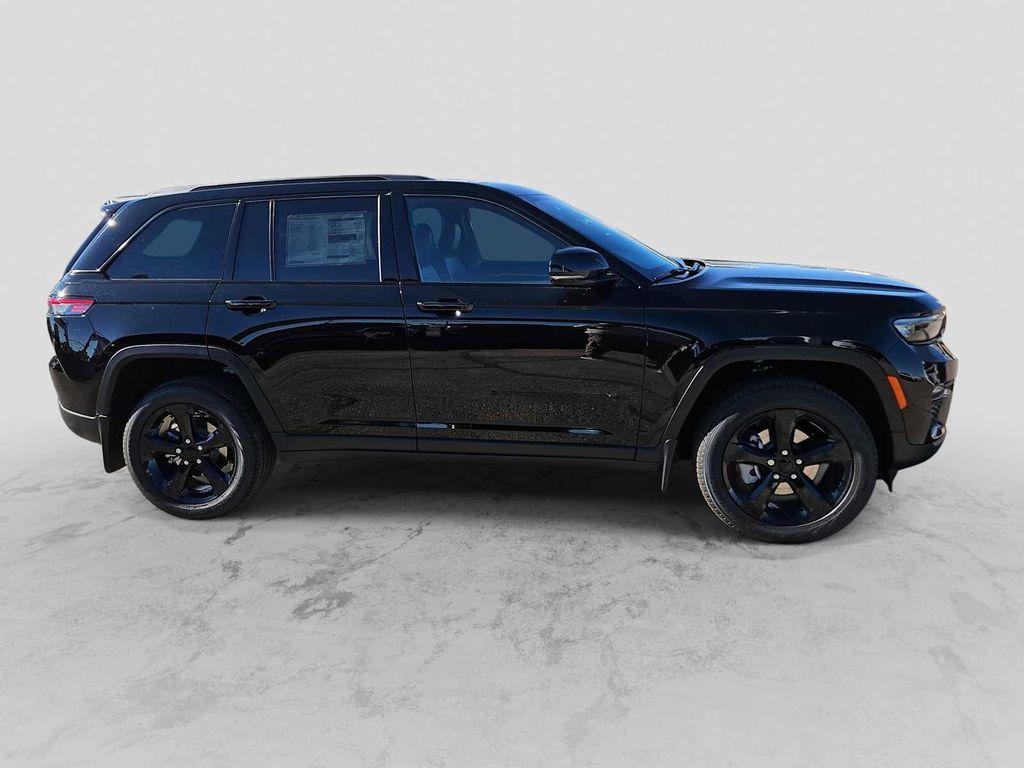 new 2025 Jeep Grand Cherokee car, priced at $45,910
