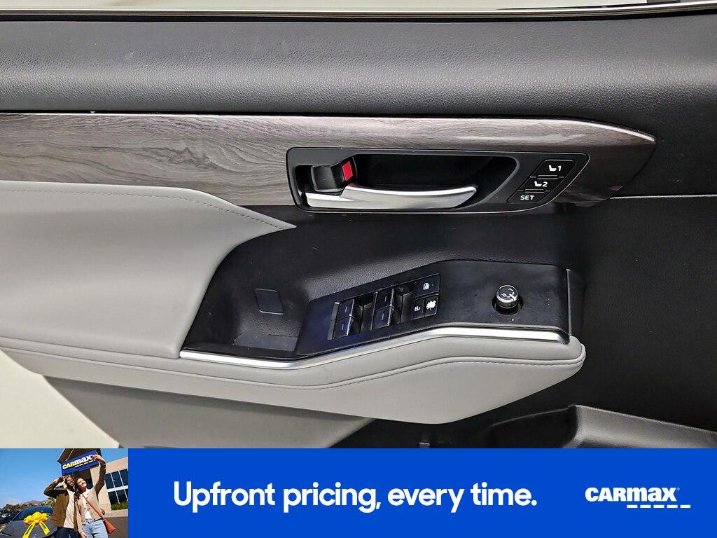 used 2021 Toyota Highlander car, priced at $31,998