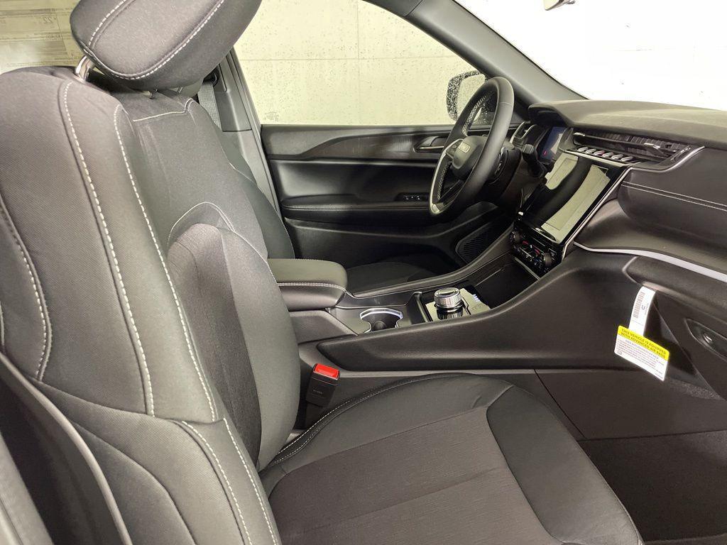 new 2025 Jeep Grand Cherokee car, priced at $29,900