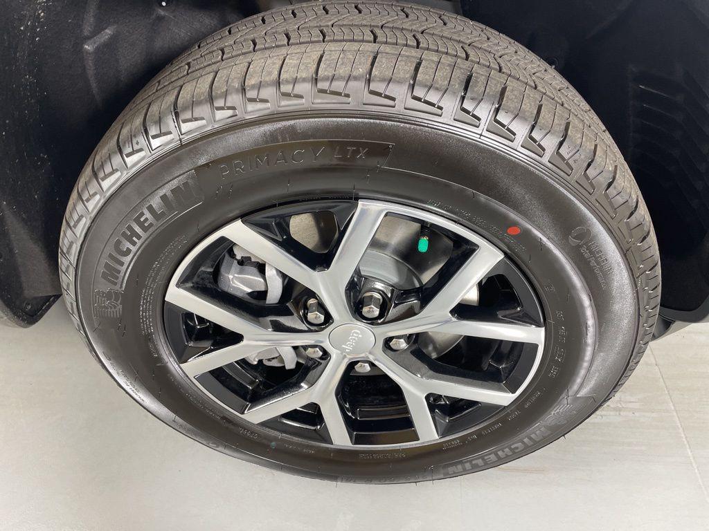 new 2025 Jeep Grand Cherokee L car, priced at $45,900