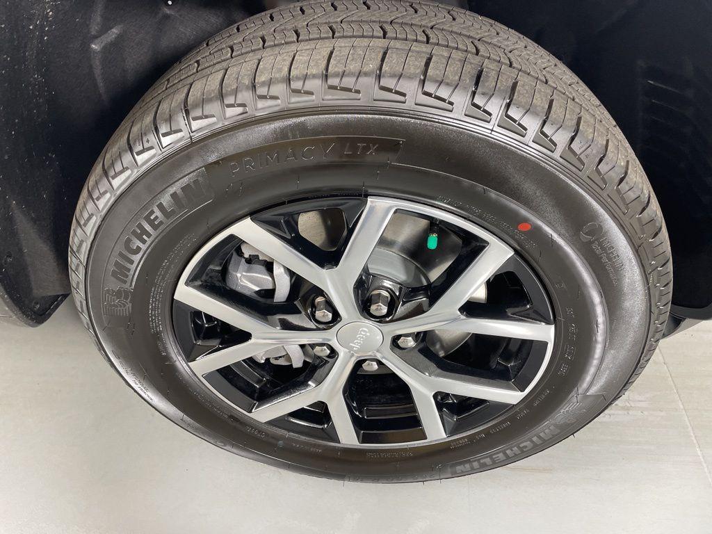 new 2025 Jeep Grand Cherokee L car, priced at $45,900