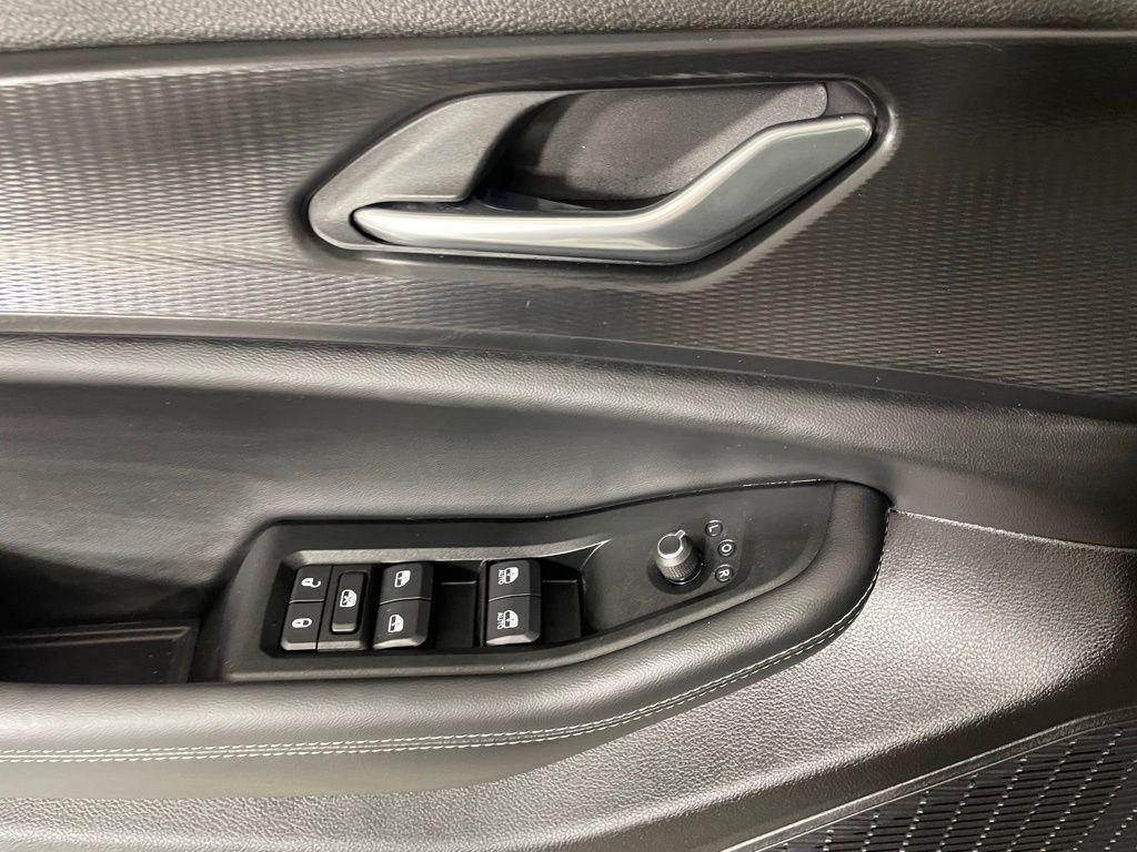 new 2025 Jeep Grand Cherokee car, priced at $30,500