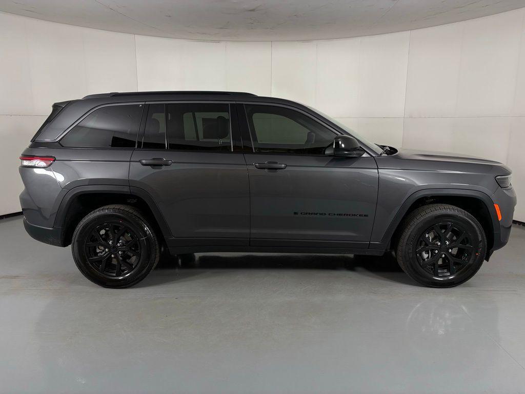 new 2026 Jeep Grand Cherokee car, priced at $46,900