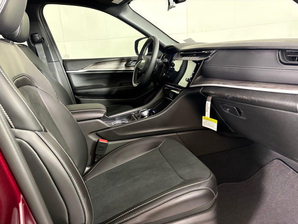 new 2026 Jeep Grand Cherokee car, priced at $41,900