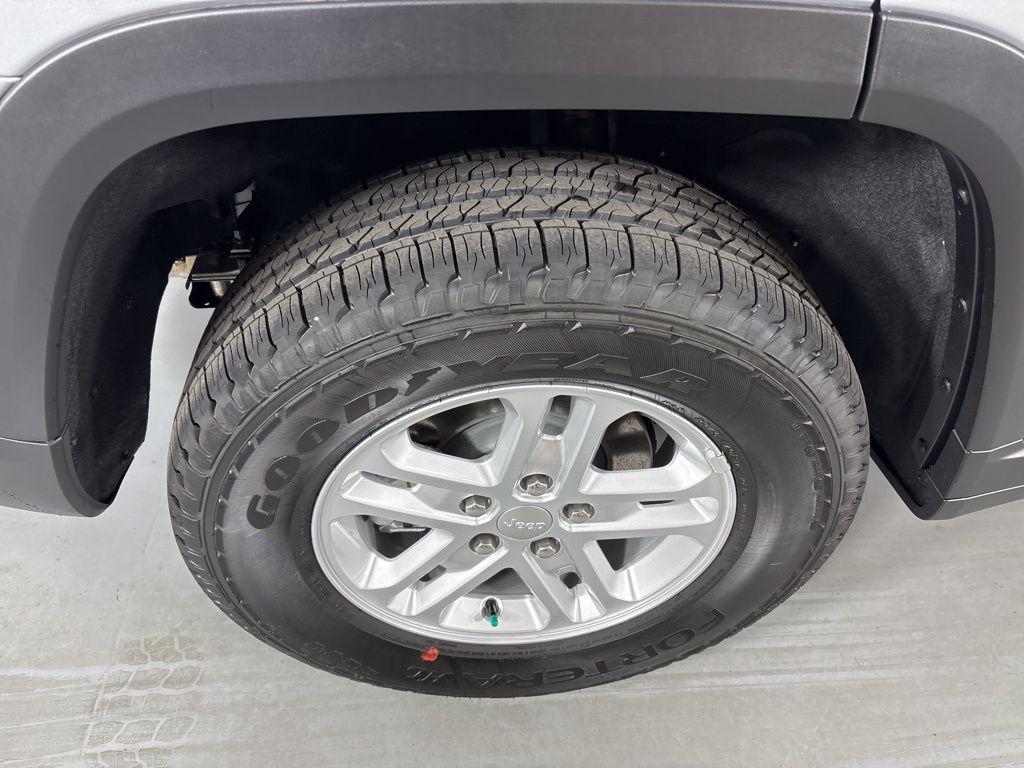 new 2025 Jeep Grand Cherokee car, priced at $34,900