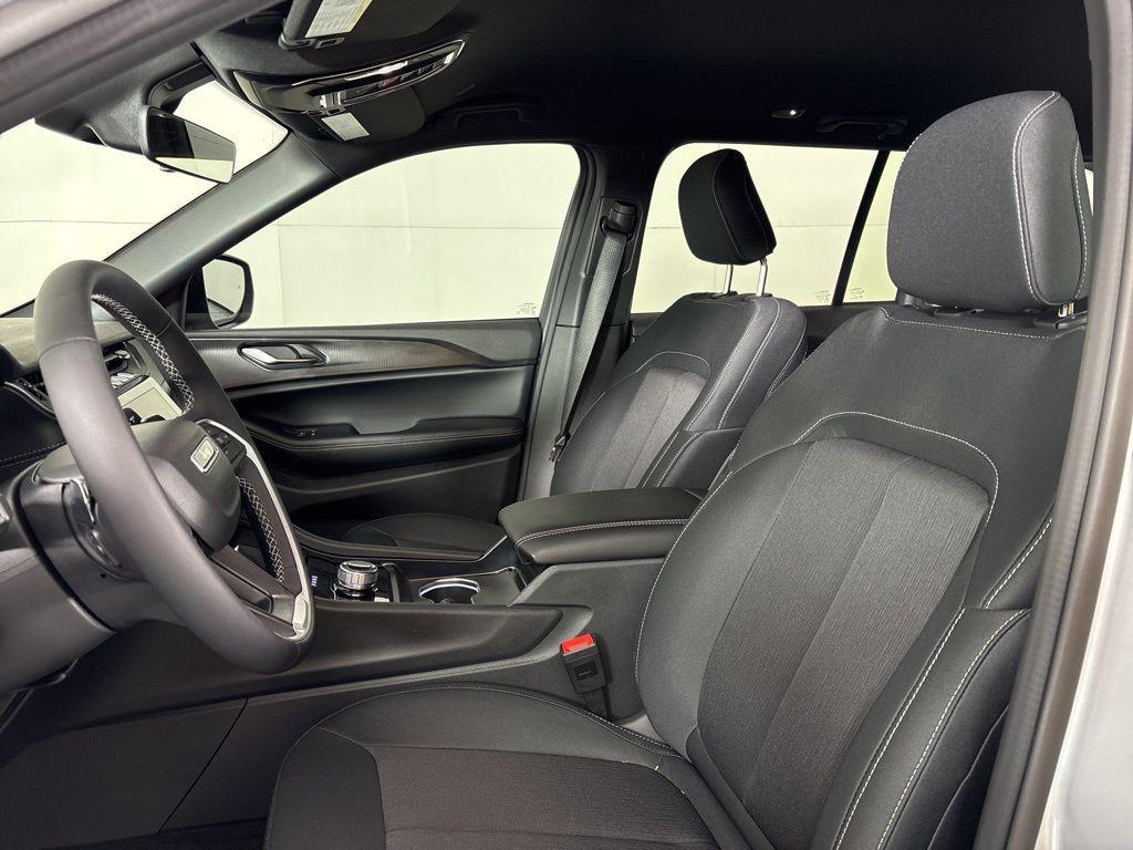 new 2025 Jeep Grand Cherokee car, priced at $34,900