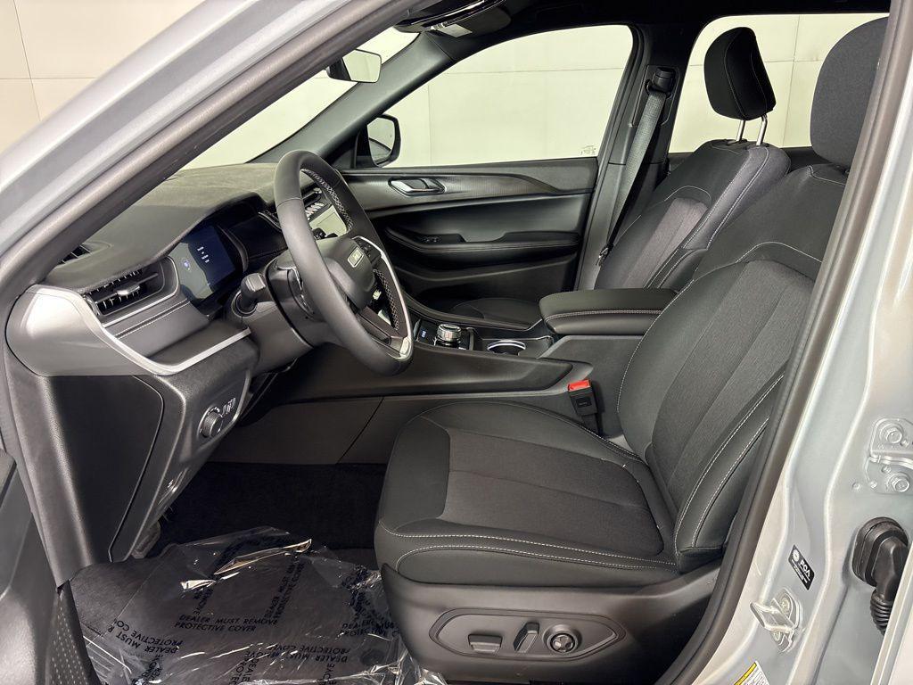 new 2025 Jeep Grand Cherokee car, priced at $34,900