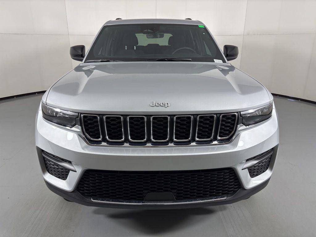 new 2025 Jeep Grand Cherokee car, priced at $34,900