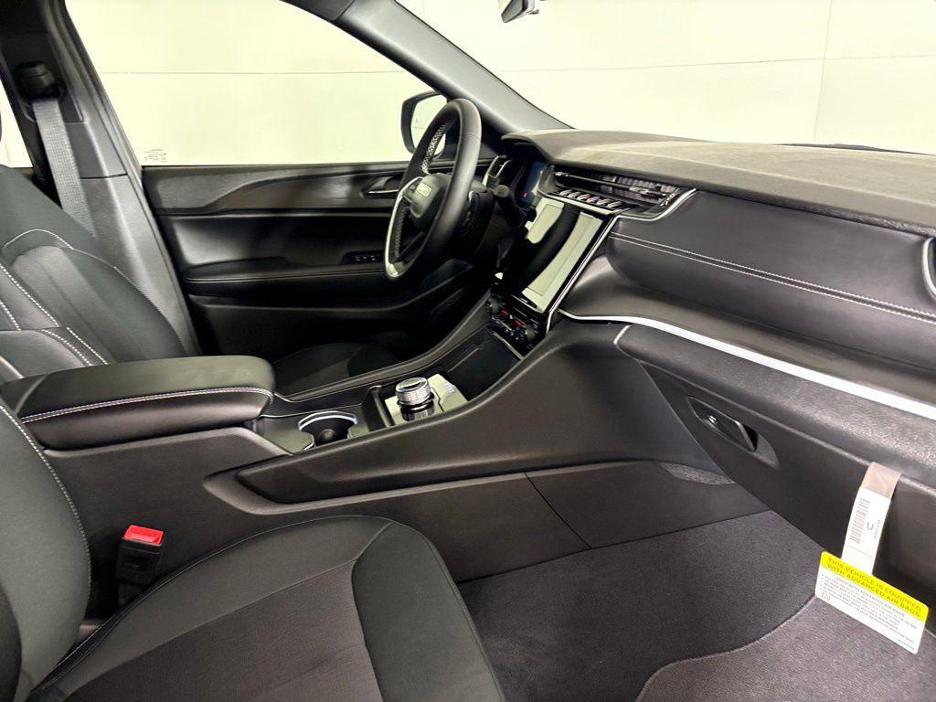 new 2025 Jeep Grand Cherokee car, priced at $31,900