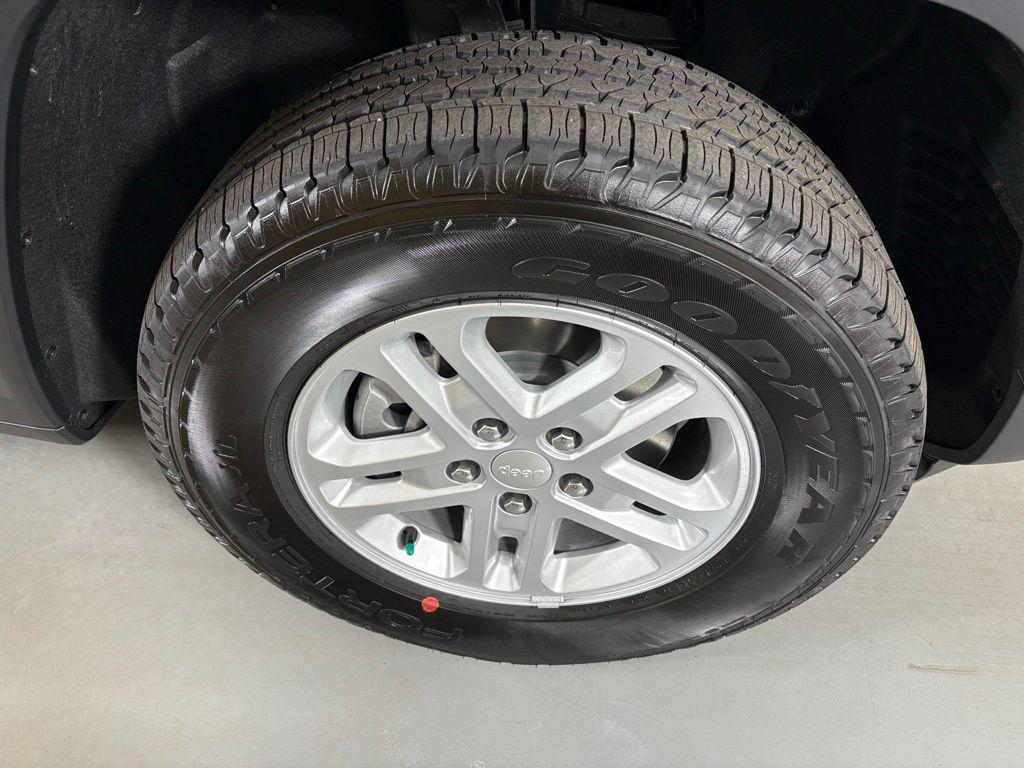 new 2025 Jeep Grand Cherokee car, priced at $31,900