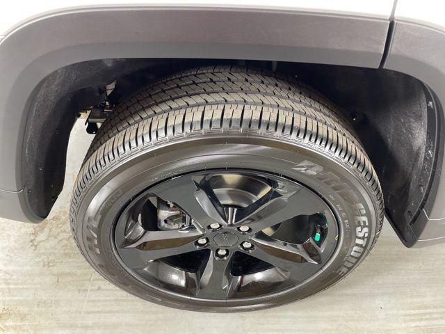 new 2025 Jeep Grand Cherokee car, priced at $33,800