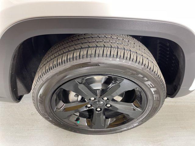 new 2025 Jeep Grand Cherokee car, priced at $33,800