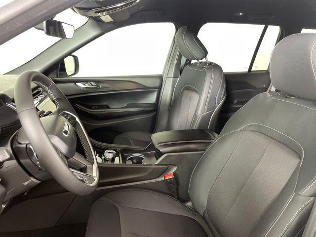 new 2025 Jeep Grand Cherokee car, priced at $33,800