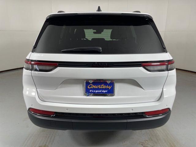 new 2025 Jeep Grand Cherokee car, priced at $33,800