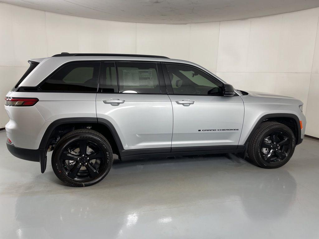 new 2025 Jeep Grand Cherokee car, priced at $37,000