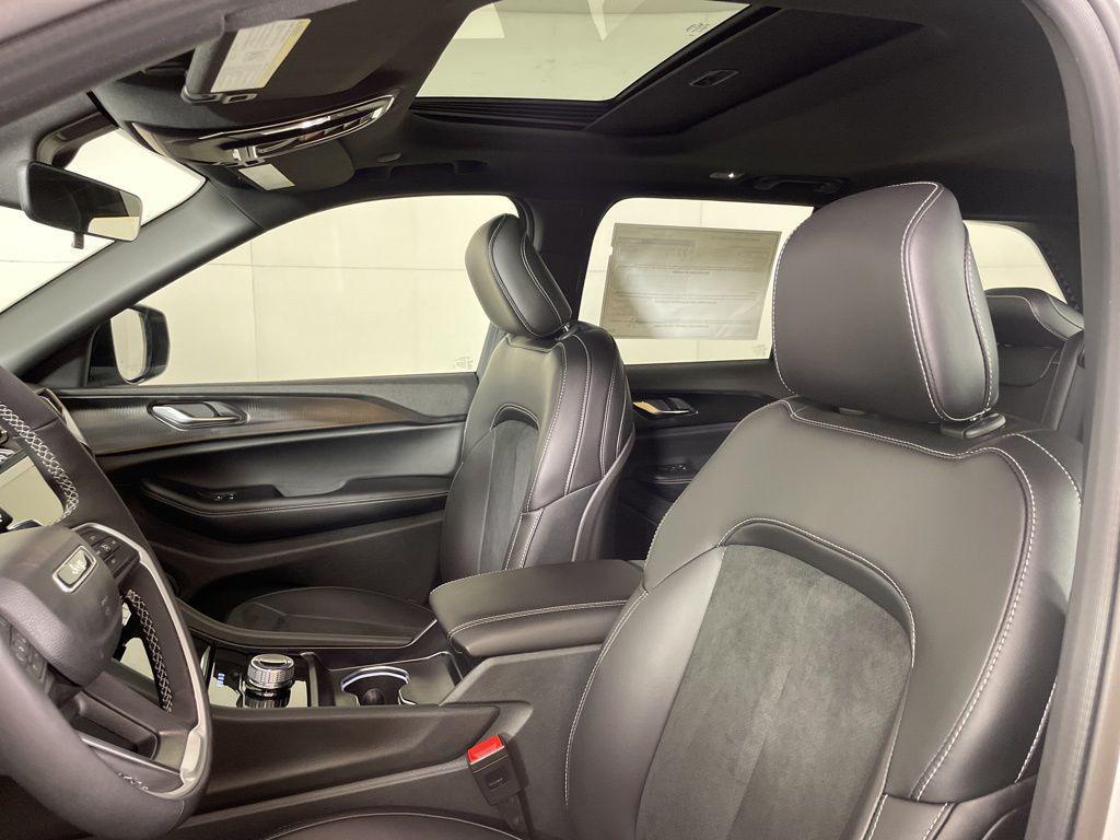 new 2025 Jeep Grand Cherokee car, priced at $37,000