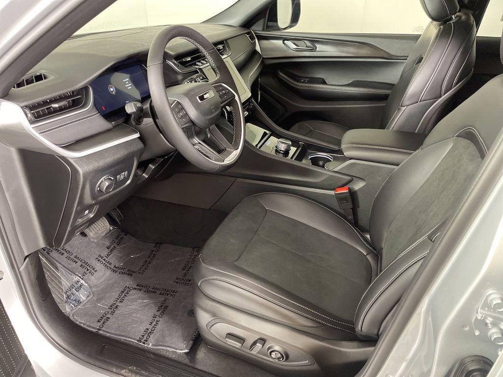 new 2025 Jeep Grand Cherokee car, priced at $37,000