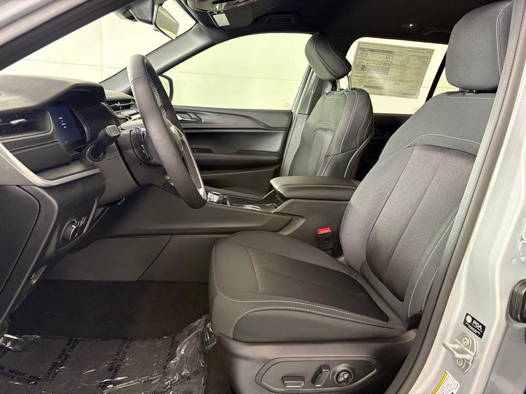 new 2025 Jeep Grand Cherokee car, priced at $31,900