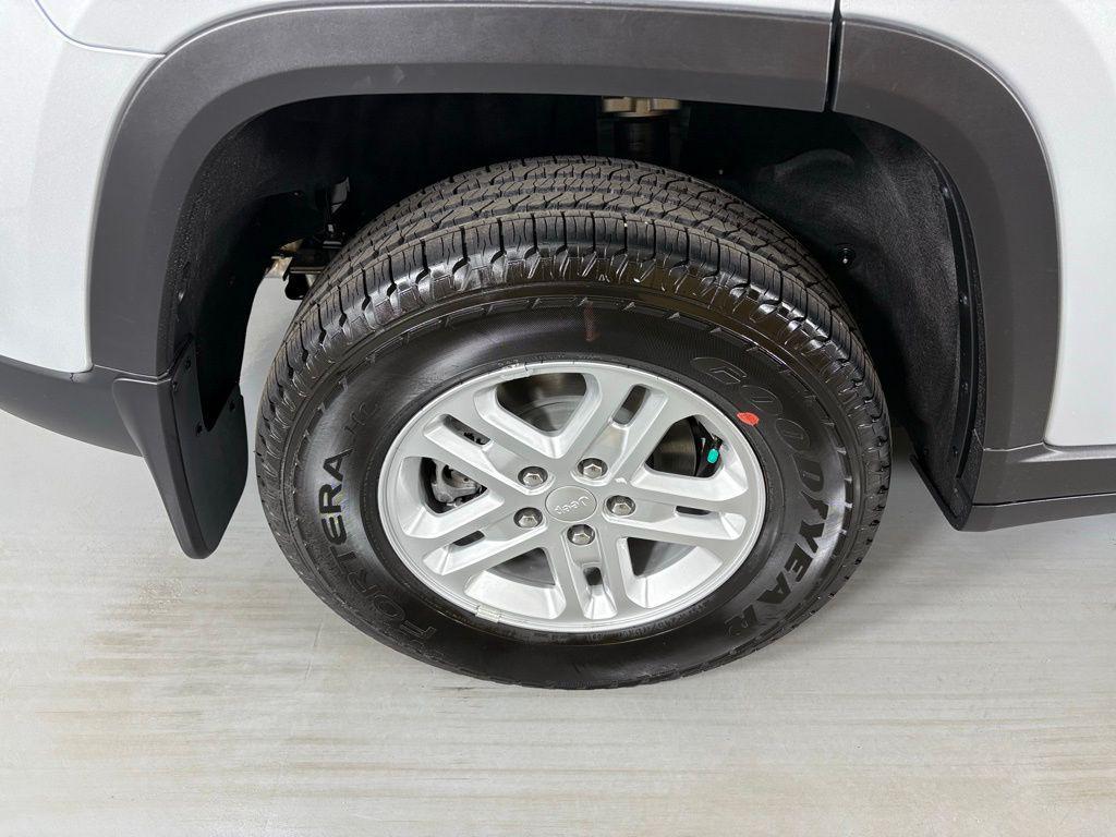 new 2025 Jeep Grand Cherokee car, priced at $31,900