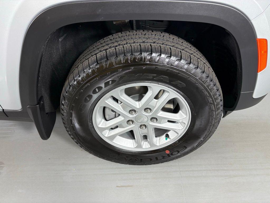 new 2025 Jeep Grand Cherokee car, priced at $31,900