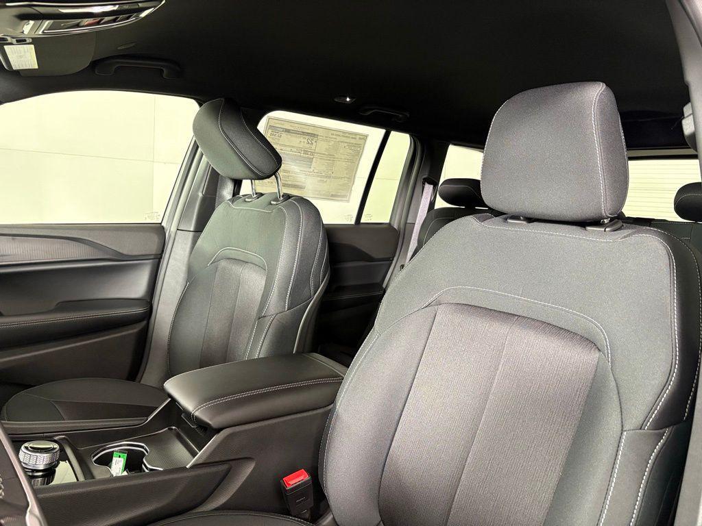 new 2025 Jeep Grand Cherokee car, priced at $31,900