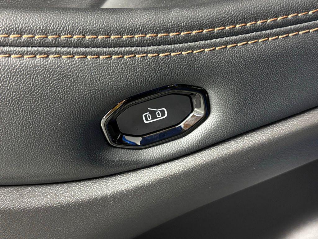 new 2026 Jeep Cherokee car, priced at $38,995