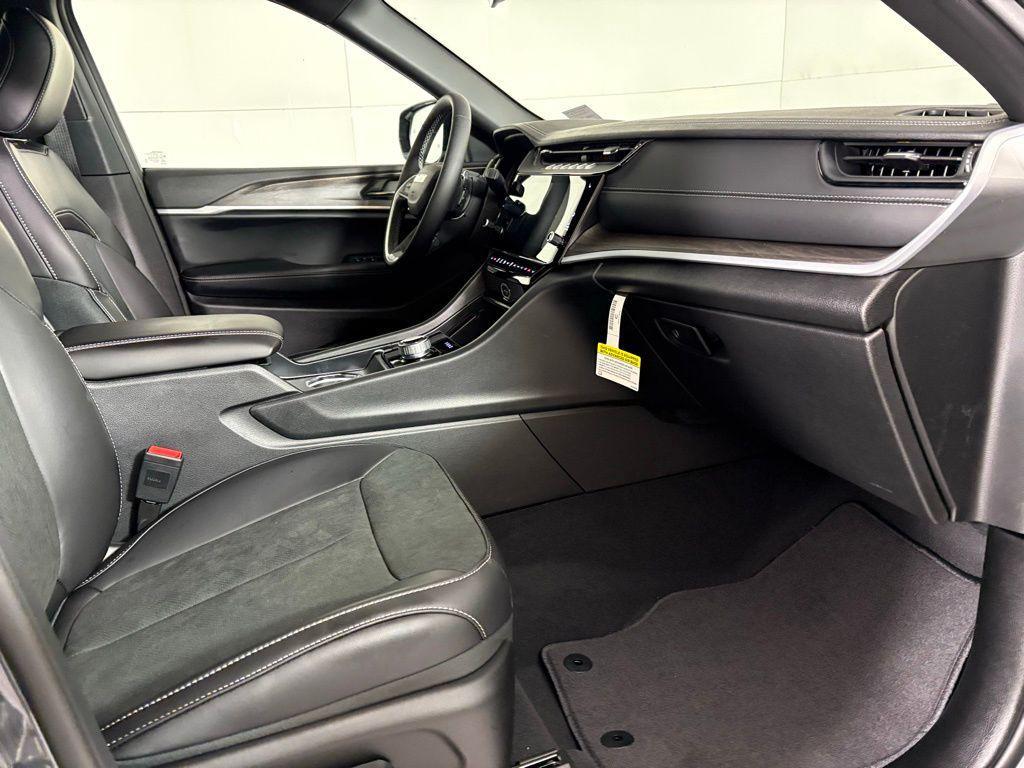 new 2026 Jeep Grand Cherokee car, priced at $42,900