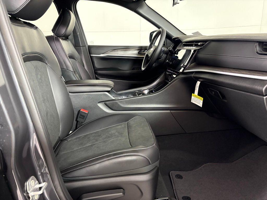 new 2026 Jeep Grand Cherokee car, priced at $42,900