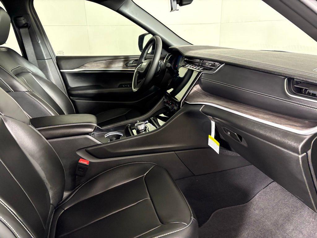 new 2025 Jeep Grand Cherokee car, priced at $40,760