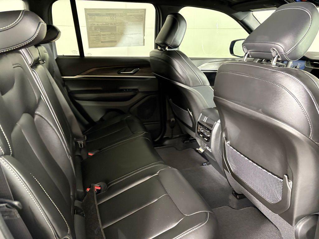 new 2025 Jeep Grand Cherokee car, priced at $40,760