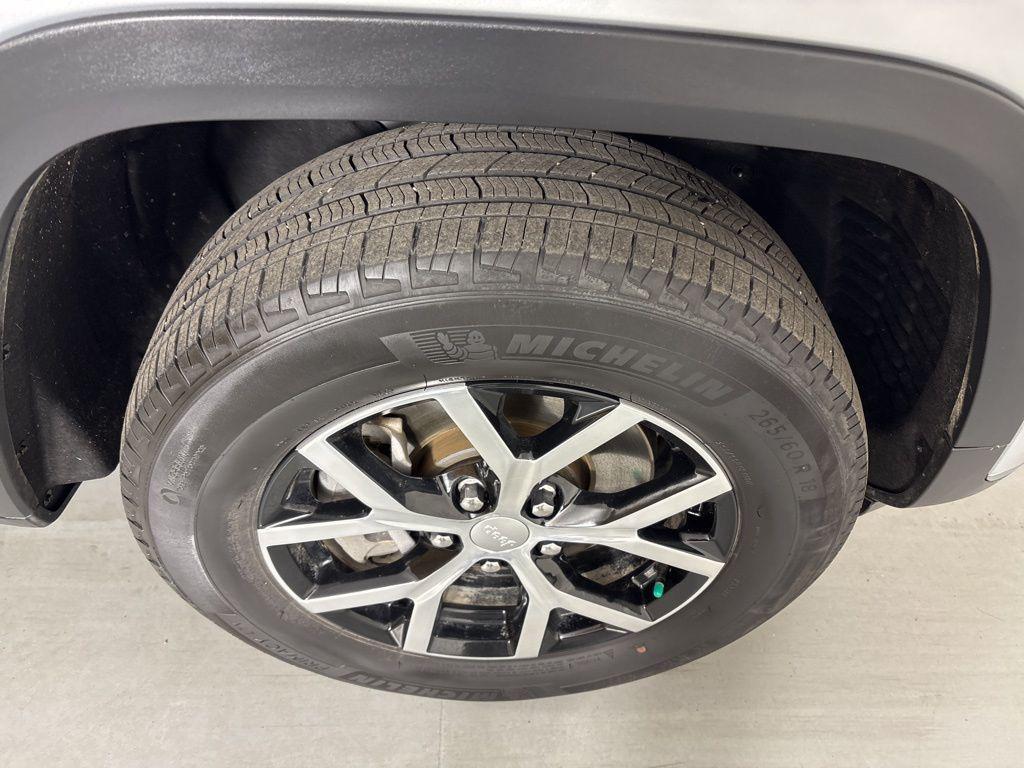 used 2024 Jeep Grand Cherokee L car, priced at $28,200