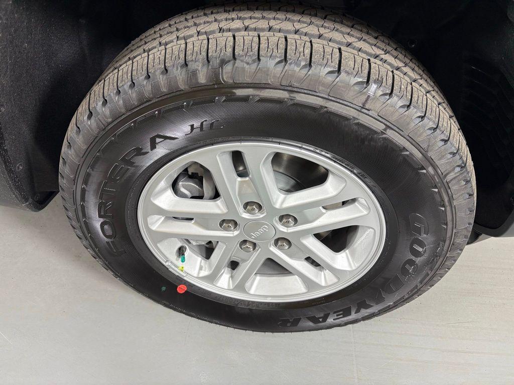 new 2025 Jeep Grand Cherokee car, priced at $32,800