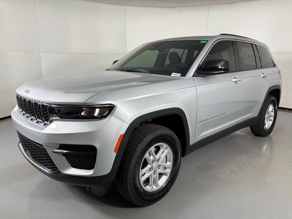 new 2025 Jeep Grand Cherokee car, priced at $32,800