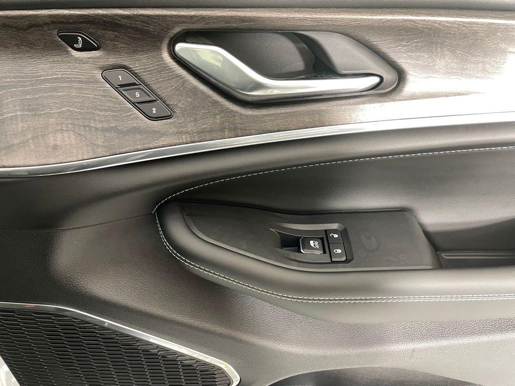 new 2025 Jeep Grand Cherokee L car, priced at $57,885