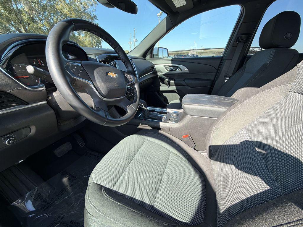 used 2023 Chevrolet Traverse car, priced at $25,100