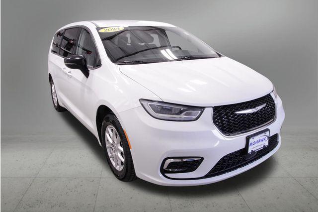 used 2024 Chrysler Pacifica car, priced at $23,995