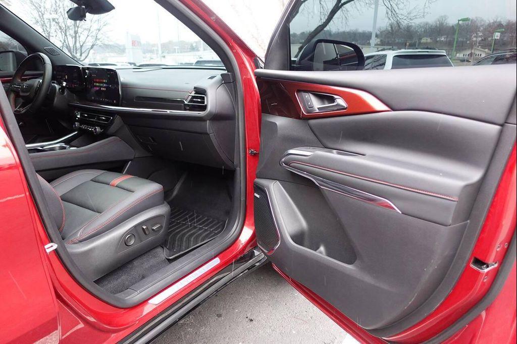 used 2024 Chevrolet Traverse car, priced at $42,995