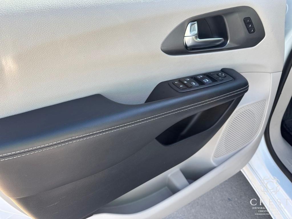 used 2024 Chrysler Pacifica car, priced at $27,985