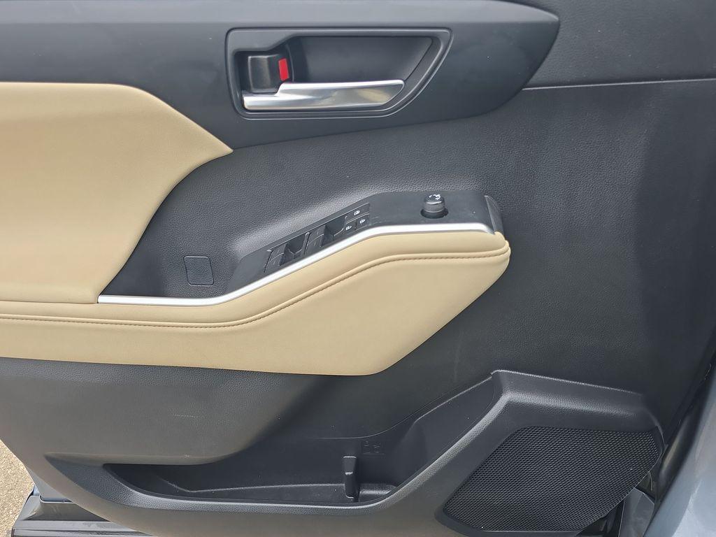 used 2024 Toyota Highlander car, priced at $41,474