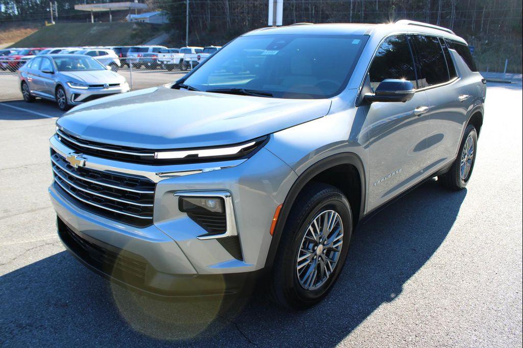 used 2024 Chevrolet Traverse car, priced at $31,999