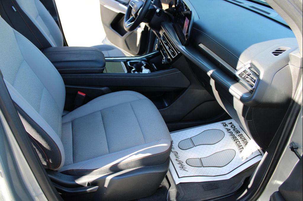 used 2024 Chevrolet Traverse car, priced at $31,999