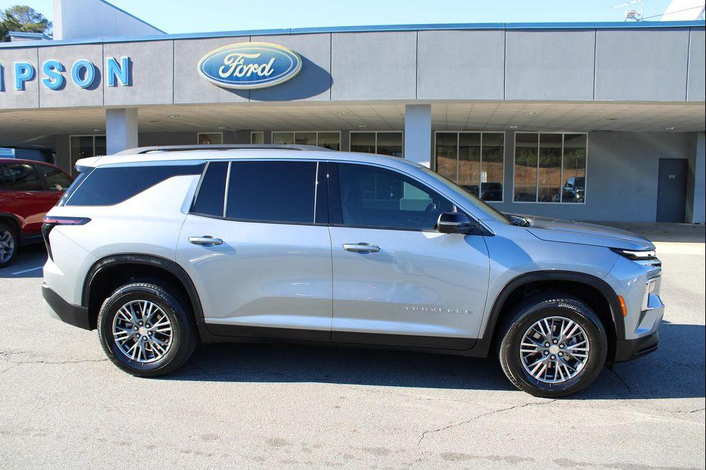 used 2024 Chevrolet Traverse car, priced at $31,999