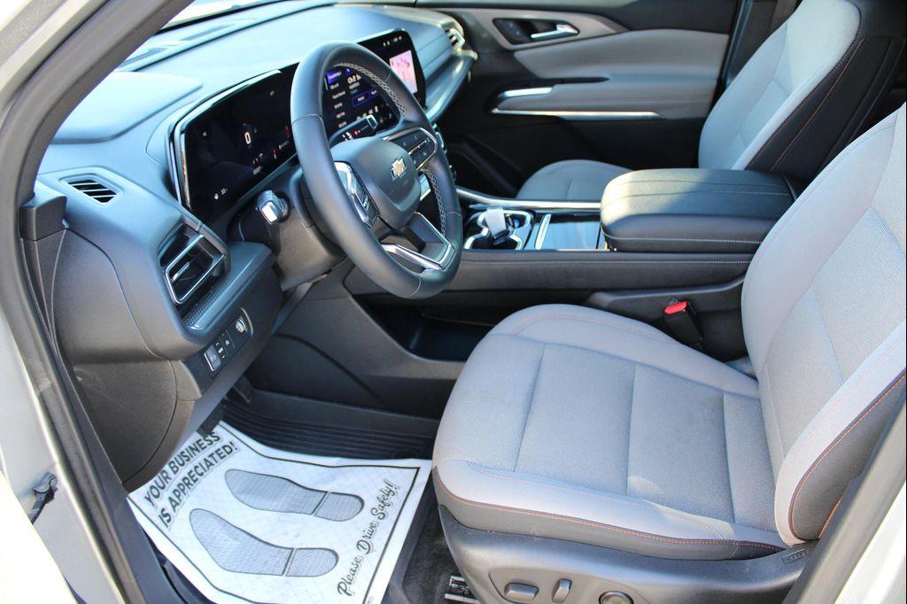 used 2024 Chevrolet Traverse car, priced at $31,999