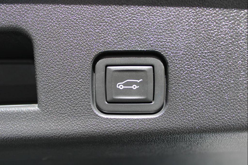 used 2024 Chevrolet Traverse car, priced at $31,999