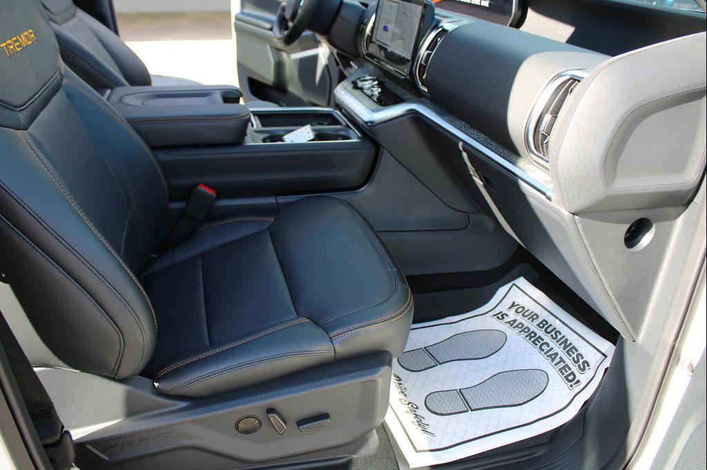 new 2025 Ford Expedition car, priced at $84,435