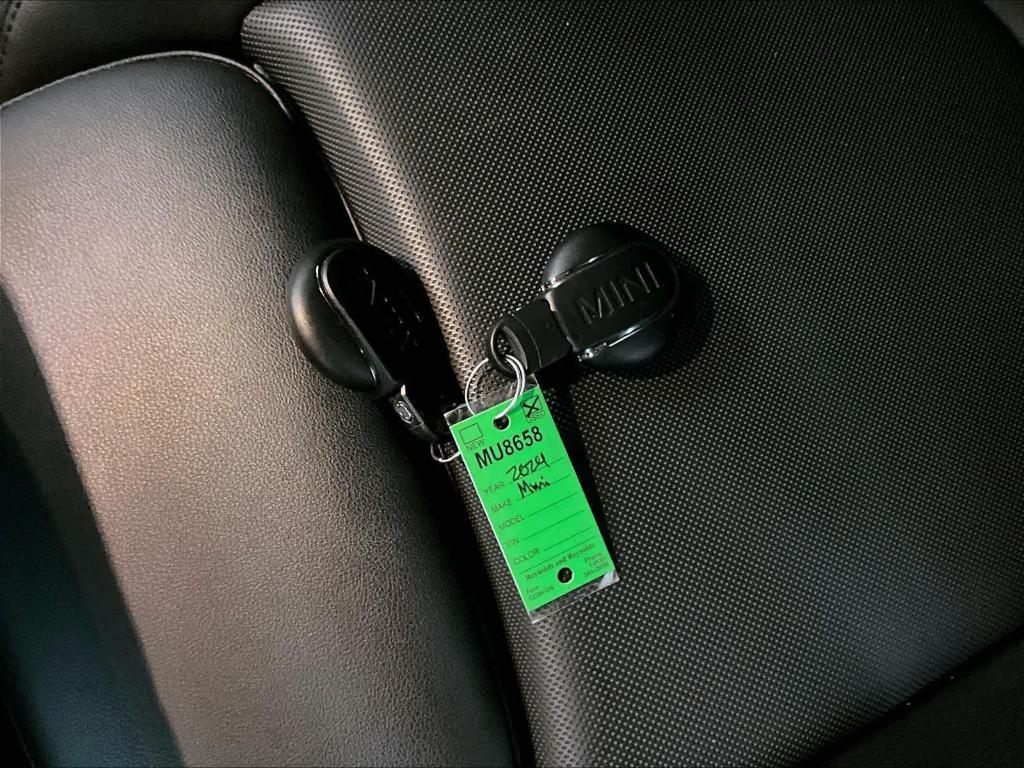 used 2024 MINI SE Hardtop car, priced at $22,453